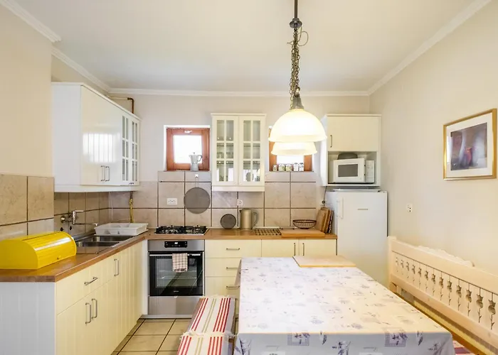 Vamosi Vendeghaz * Nemesvámos